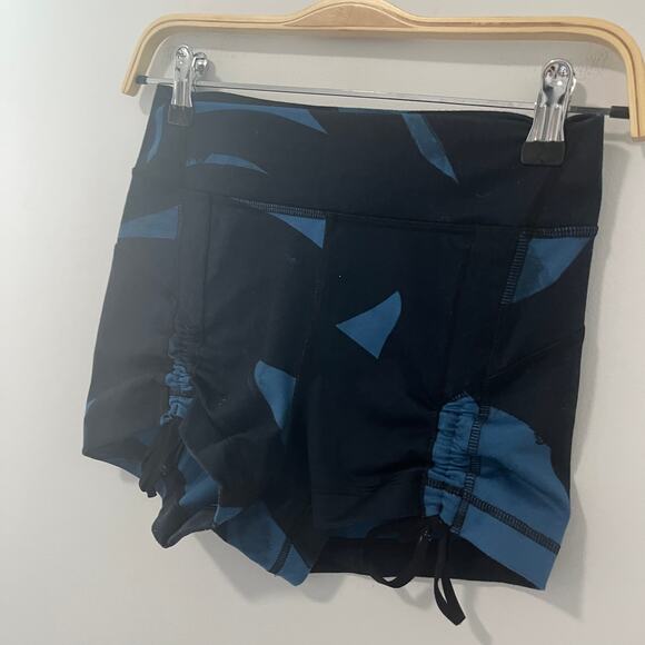 Lululemon Hot Hot Blue Camo Print Shorts Size 4 - Picture 4 of 4